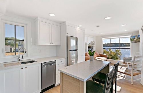 Williams Bay Cottage | Lakefront Beach Cottage with Boat Slip