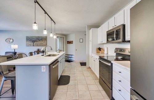 Birchwood Condo | Lakefront Birchwood Condo w/Pool & Hot Tub!