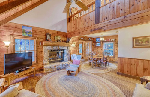 Blairsville Cabin | Lakefront Blairsville Cabin w/Deck + Dock!