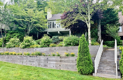 Lake Toxaway House | Lakefront Bliss Nestled in Great Smoky Mountains