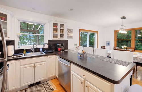 Gouldsboro House | LAKEFRONT BLISS! Private Dock, Fishing, Kayaks, Community Indoor Pool!
