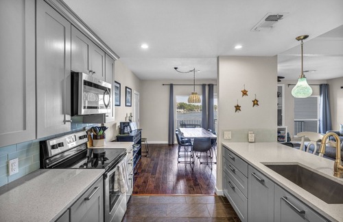 Horseshoe Bay House | Lakefront | Boatslip | SUP/Kayaks | Wi-Fi | King