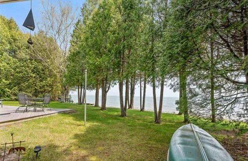 Algoma Cottage | Lakefront Cabin! Amazing Views, Fireplace, Cozy