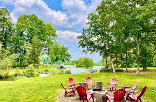 Livingston House | Lakefront Cabin Boat slip Wifi Fishing Firepit