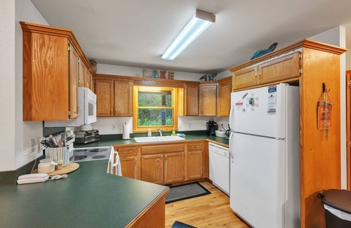 Unaka Cabin | Lakefront Cabin Bordering Nat Park w/Hot Tub! by RedAwning