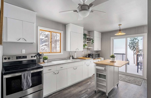 Central Alberta House | Lakefront Cabin Cozy Retreat 5Beds OnTheLake