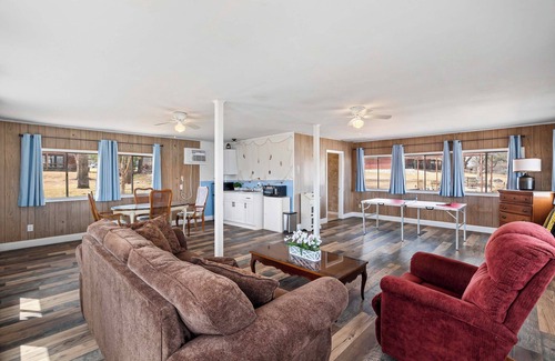 Granbury Cabin | Lakefront Cabin + Guest House Near Granbury Square