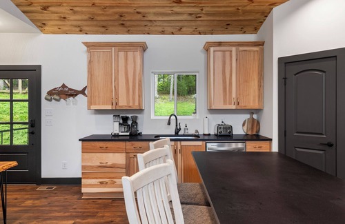 Blairsville Cabin | Lakefront Cabin - Private Dock, Stunning Views, Perfect 4 Families & Groups!
