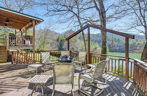 Robbinsville House | Lakefront Cabin Retreat w/Dock in Robbinsville!