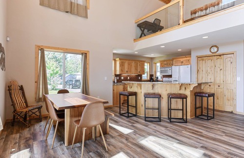 Aitkin Cabin | Lakefront cabin with wall of windows and game room!