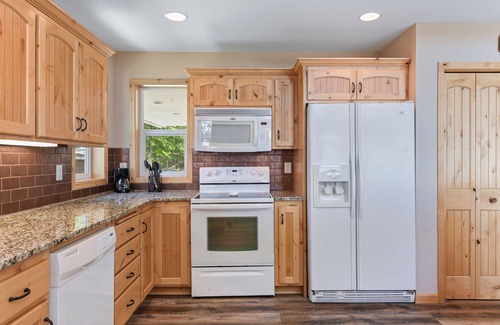 Aitkin Cabin | Lakefront cabin with wall of windows and game room!