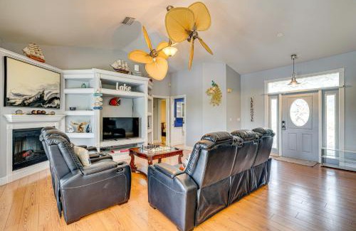 Mariner House | Lakefront Cape Coral Getaway with Furnished Lanai!