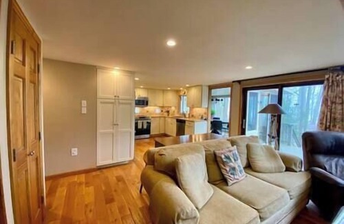 Locust Lake Village House | Lakefront Chalet Golf Cart, Pontoon & Kayak in LLV