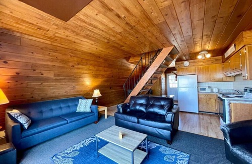 Stevensville House | Lakefront Chalet #26 w/Beach Access, Pools, Sport Courts, Fishing Pond & more!