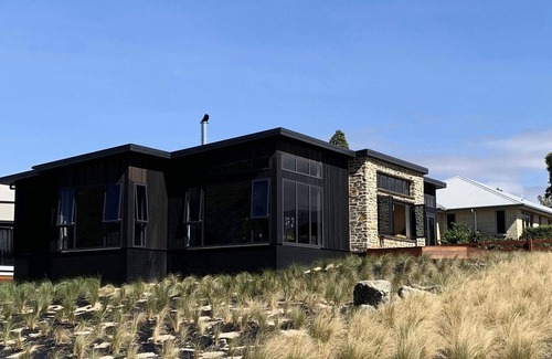 Lowburn House | Lakefront Comfort In Old Cromwell *New 3BR Home*