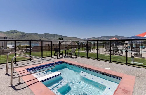 Chelan Condo | Lakefront Condo At Lake Chelan Shores With Pool, Gym, WiFi In Peaceful Chelan