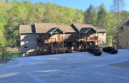La Follette Condo | LAKEFRONT CONDO / DECK VIEWS / COVERED SLIP