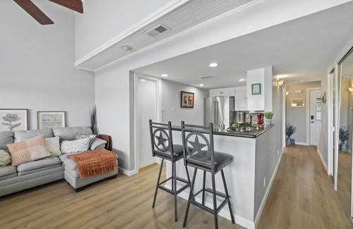 Spicewood Condo | Lakefront Condo with loft, two decks & amazing views of Lake Travis