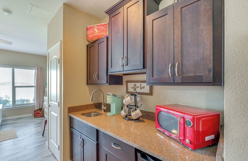 Eureka Apartment | Lakefront Corsicana Condo w/Pool Access!