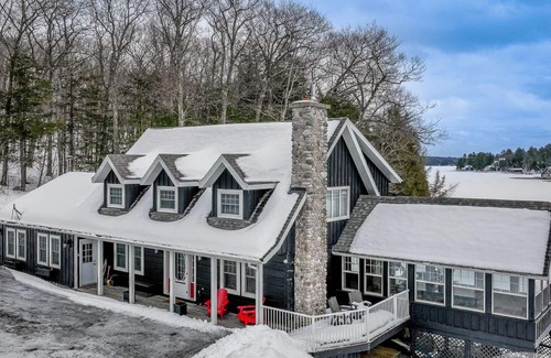 Muskoka Lakes Cottage | Lakefront Cottage with sandy beach on Lake Muskoka