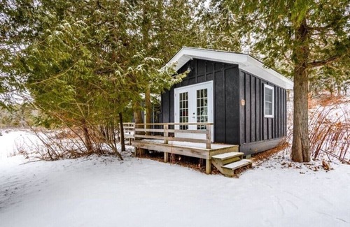Muskoka Lakes Cottage | Lakefront Cottage with sandy beach on Lake Muskoka