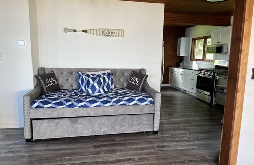 Shawano Cottage | Lakefront cottage — Fireplaces, Fall Colors & 30 minutes from Lambeau Field