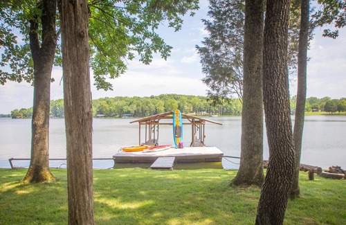 Mount Juliet Cottage | Lakefront cottage, near Nashville TN, restaurants/shopping closeby