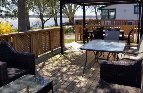 Scugog Cottage | Lakefront Cottage nestled on the shores of Lake Scugog