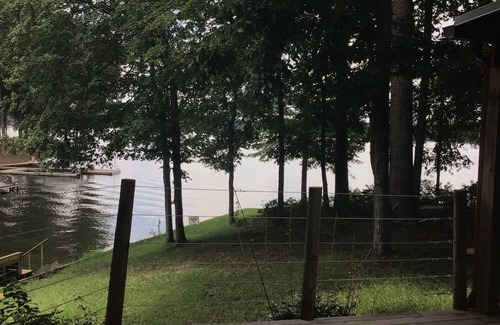 Buckhead House | Lakefront cottage on rustic setting in cove
