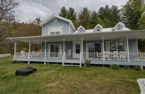 Topton Cabin | Lakefront Cottage - Spacious House w/Private Dock on Lake Nantahala
