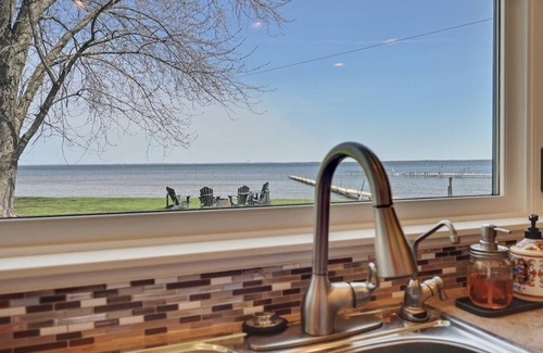 Moorestown Cottage | Lakefront Cottage with dock