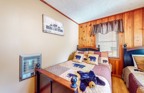 New Tazewell Cottage | Lakefront cottage with water views, private dock, full kitchen, deck, W/D & AC