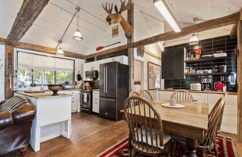 Erinsville Cottage | Lakefront cottage with Fireplace Sauna Mini forest