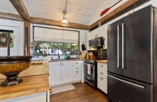 Erinsville Cottage | Lakefront cottage with Fireplace Sauna Mini forest