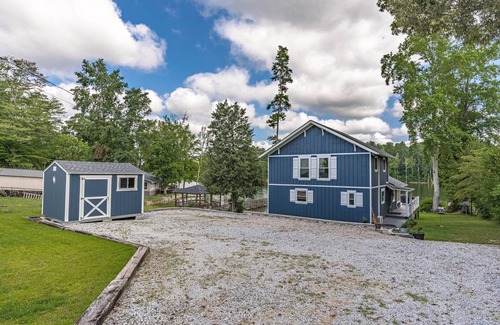 South Carolina Lakes & Blackwater Rivers House | Lakefront cottage with private dock and optional pontoon rental