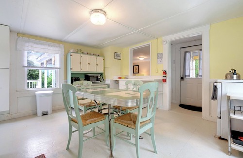 Limerick House | Lakefront cottage with Private Dock and Kayaks