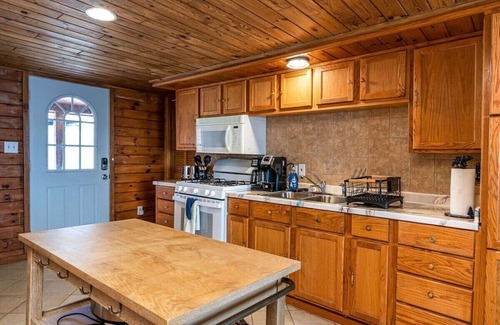 Mayfield House | Lakefront Cottages with Hot Tub & Fire Pit