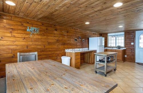 Mayfield House | Lakefront Cottages with Hot Tub & Fire Pit