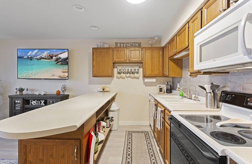 Lake Ozark Condo | Lakefront Couple Retreat near Hot Spots and Dining