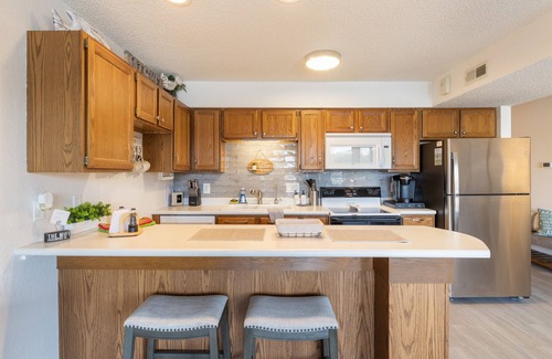 Lake Ozark Condo | Lakefront Couple Retreat near Hot Spots and Dining