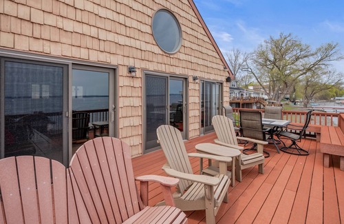 Geneva Cottage | Lakefront | Dock | Spacious Shoreline