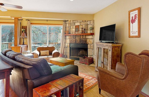 Eureka Springs Cottage | Lakefront dog-friendly home near Eureka Springs with deck, lake views, fireplace