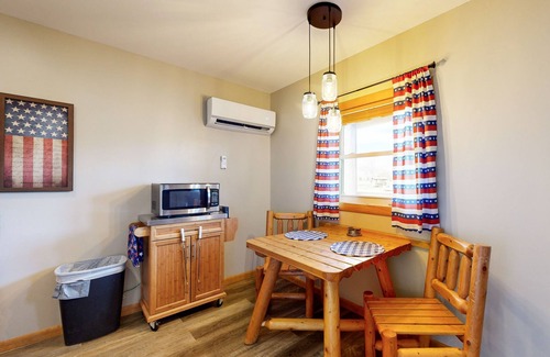 Murphysboro Cabin | Lakefront, dog-friendly cabin with covered porch & firepit - near wine tasting