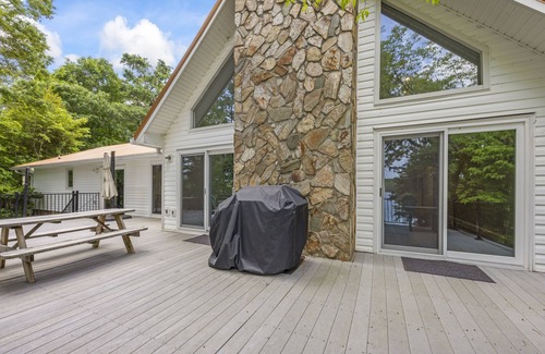 Lavonia House | Lakefront Dream-2 kitchens, fire pit, pets ok, Clemson & Bulldog game Homebase