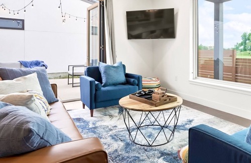 Sloan Lake House | LAKEFRONT DREAM HOUSE!! LOCATION! 5 MIN TO DOWNTOWN! 3 MIN TO DODGERS STADIUM!
