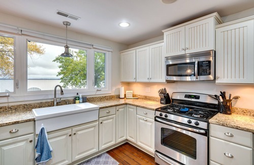 Lake Koshkonong Cottage | Lakefront Edgerton Cottage w/Deck & Grill!
