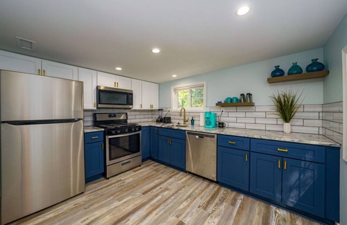 Mentor-on-the-Lake House | Lakefront Escape With Hot Tub & Modern Comforts