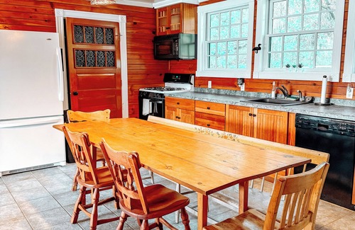 Pine River Pond House | LAKEFRONT ESCAPE-💦Hot Tub🌅Views🔥Firepit 🏔️ Hiking,Snowmobile Trails ❄️