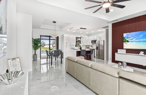 Diplomat House | Lakefront Escape