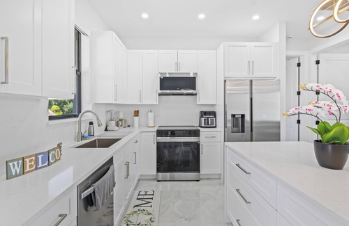 Diplomat House | Lakefront Escape